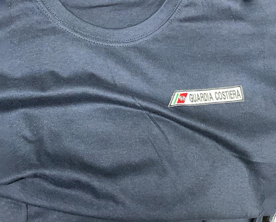 dettagli patch su t-shirt guardia costiera